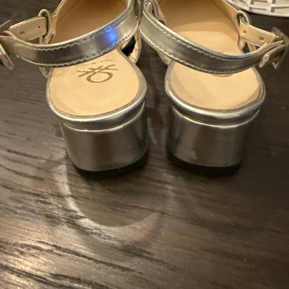 Benetton Vera Pelle Silver Patent Leather Kitten Heel Slingback Pumps - Picture 2 of 4